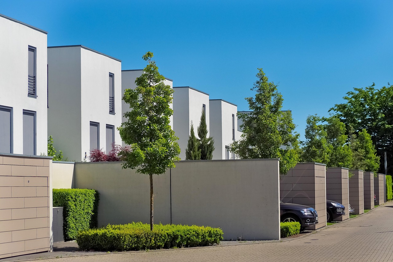 Moderne weiße Häuser in einer Wohnstraße