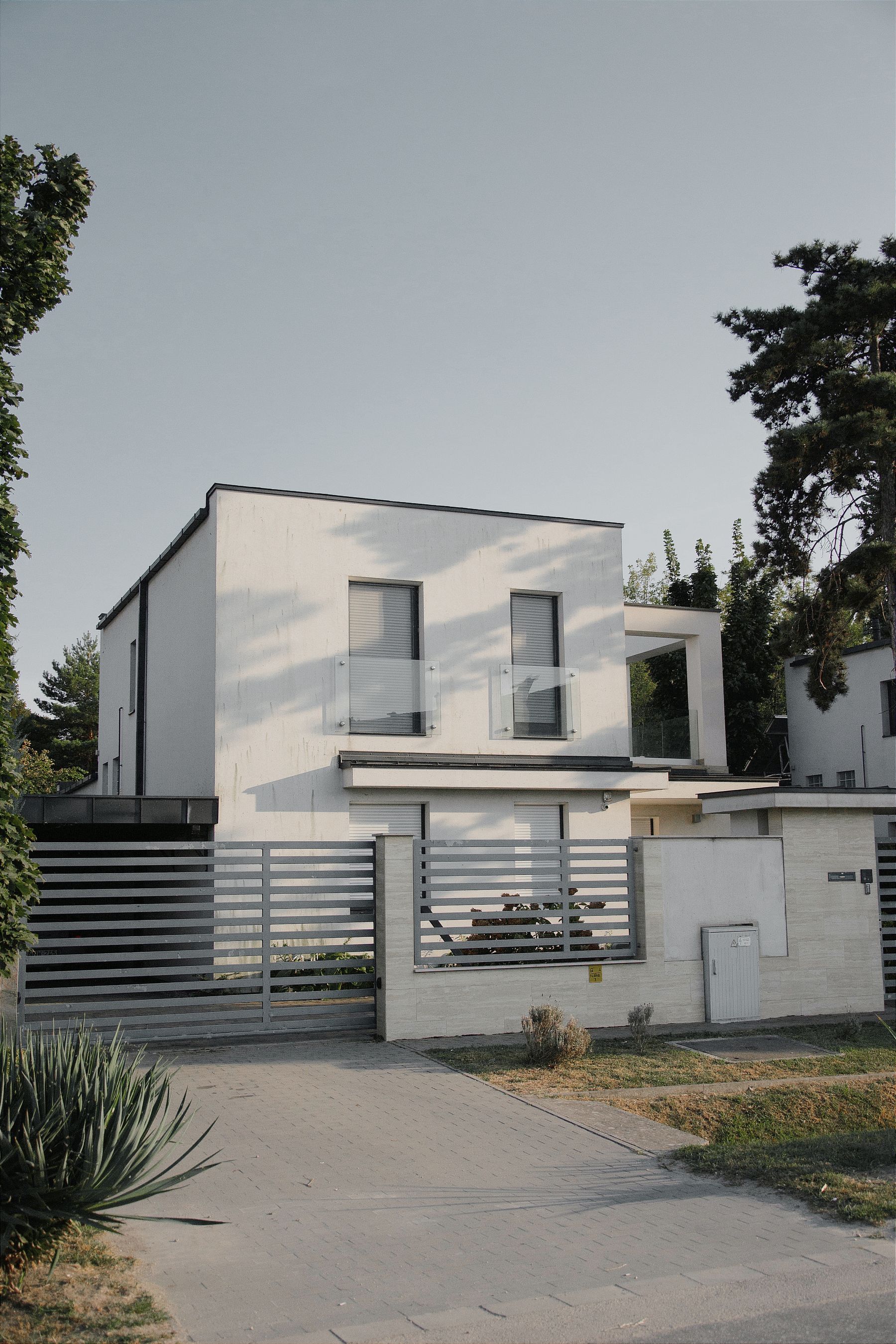 Modernes weißes Wohnhaus mit Flachdach