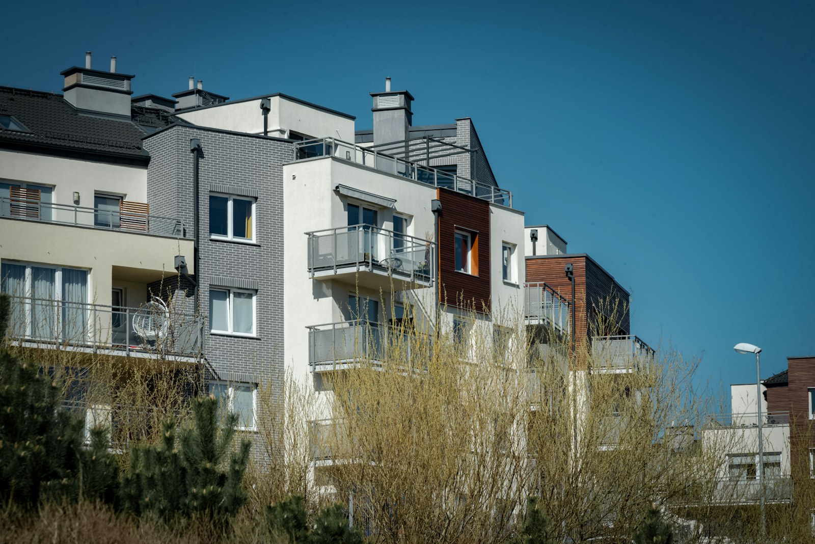 Wohngebäude mit Balkonen im Grünen